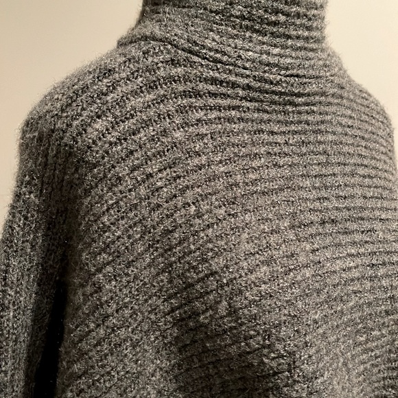 Do Everything In Love Grey Cropped Poncho. One Size - Picture 7 of 13